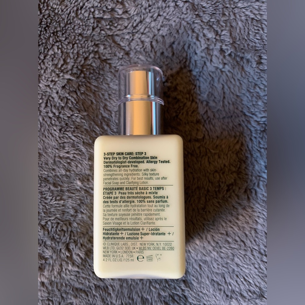 Clinique | dramatically different moisturizing lotion + w/ pump | 4.2 oz | New - Picture 2 of 2